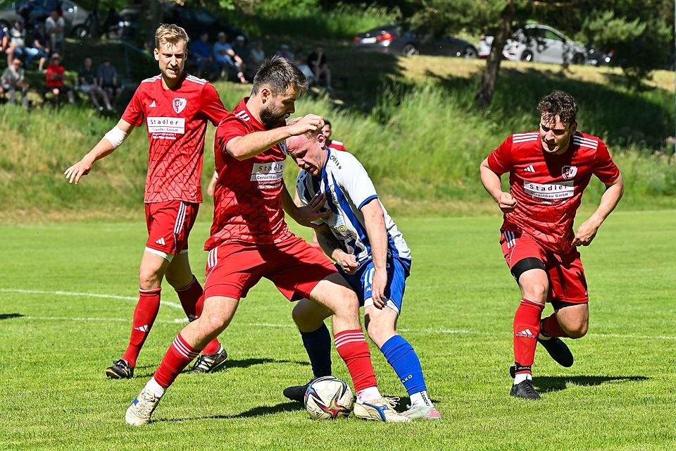 Ein hart umkämpftes Spiel lieferten sich der SV Echsheim-Reicherstein und der SC Griesbeckerzell. In dieser Szene bekommt es der Zeller Angelo Willadt (weiß-blau) mit Korbinian Kugler und zwei weiteren Echsheimern zu tun. Ein hart umkämpftes Spiel lieferten sich der SV Echsheim-Reicherstein und der SC Griesbeckerzell. In dieser Szene bekommt es der Zeller Angelo Willadt (weiß-blau) mit Korbinian Kugler und zwei weiteren Echsheimern zu tun.