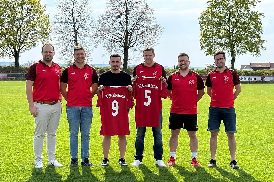 Bild von links nach rechts: Vorstand Alexander Hartl, Co-Trainer Fabian Baumann, Spielertrainer Granit Bilalli, Spielertrainer Daniel Ertl, TW-Trainer Klaus Altmann, Abteilungsleiter Stefan Kastl