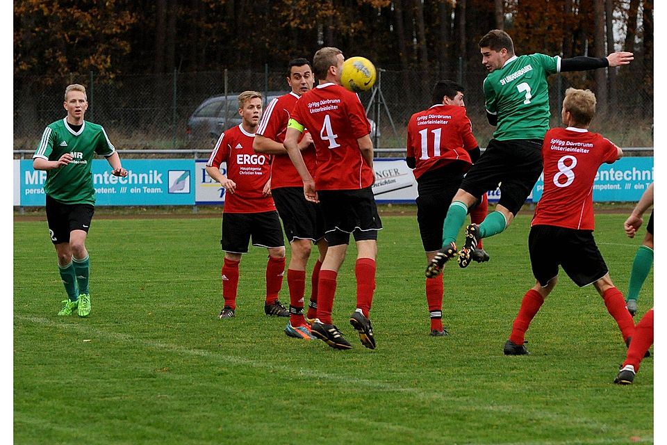 Die beste Abwehr der Liga aus Dürrbrunn (rote Trikots) zog gegen den besten Sturm vom SV Langensendelbach (in grün) ganz knapp dem Kürzeren. F: Huber