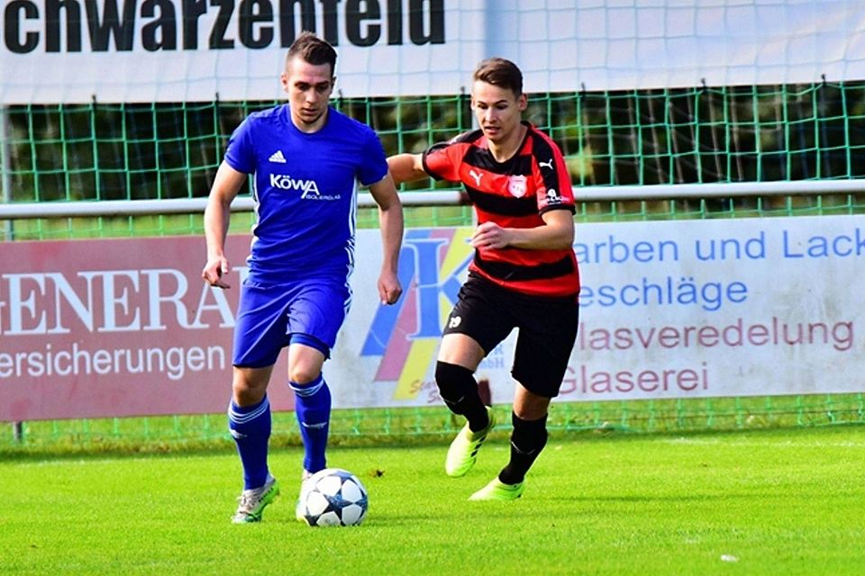 Für die Anhänger des SC Ettmannsdorf (in Blau Jeremy Schmidt) war das torlose Unentschieden gegen Straubing eine Enttäuschung. Foto: Dietmar Zwick