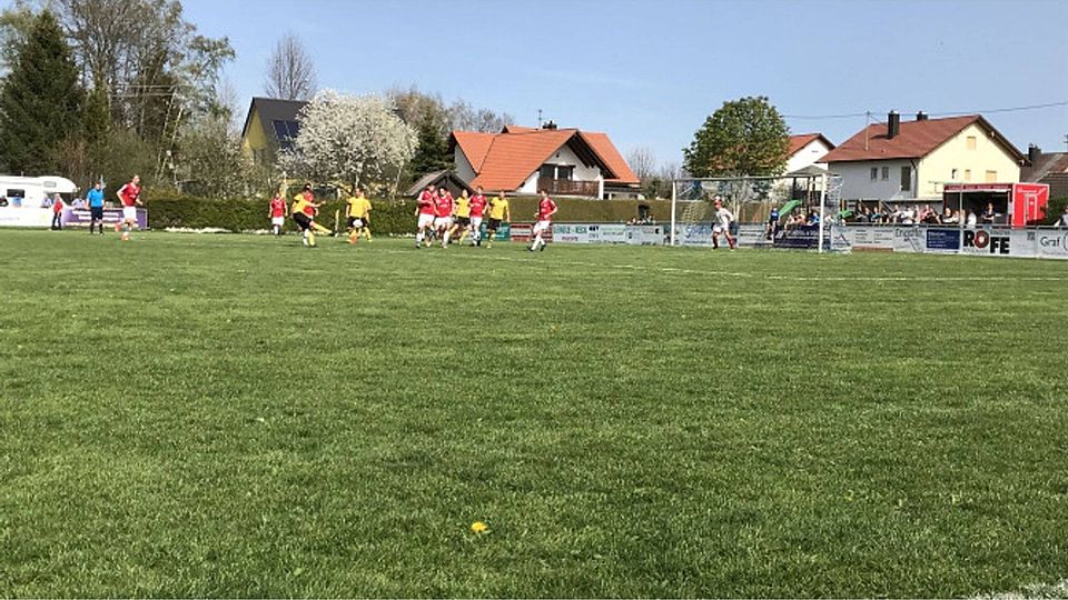 Der TSV Kammlach übernimmt nach dem Derby in Dirlewang die Tabellenführung.