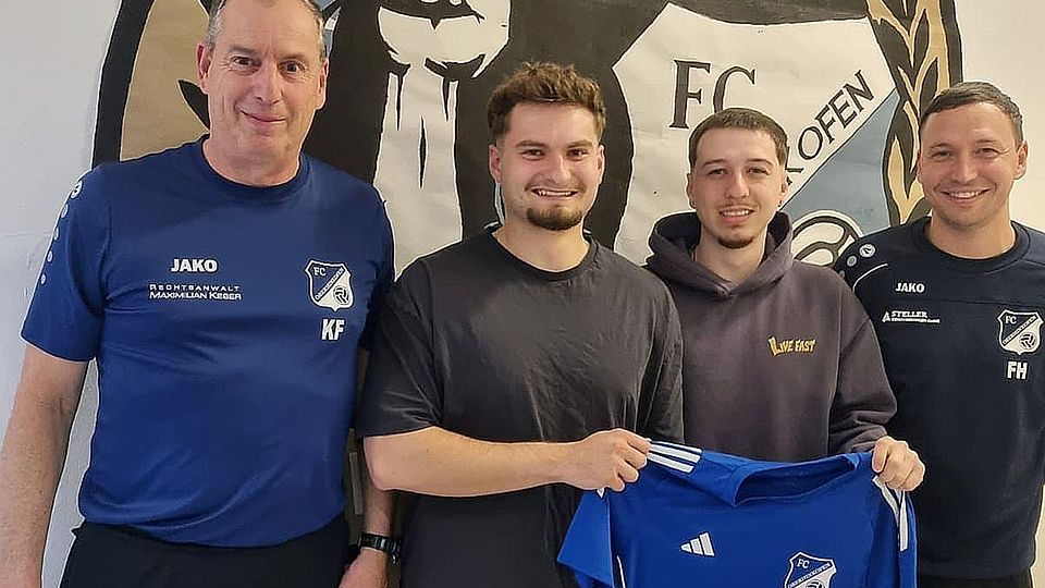 Noch-Trainer Kyros Farahmand (links) und Co-Trainer Florian Haas (rechts) rahmen die Neuzugänge Niklas Lublow (Zweiter von links) und Marcel Hillebrand ein.