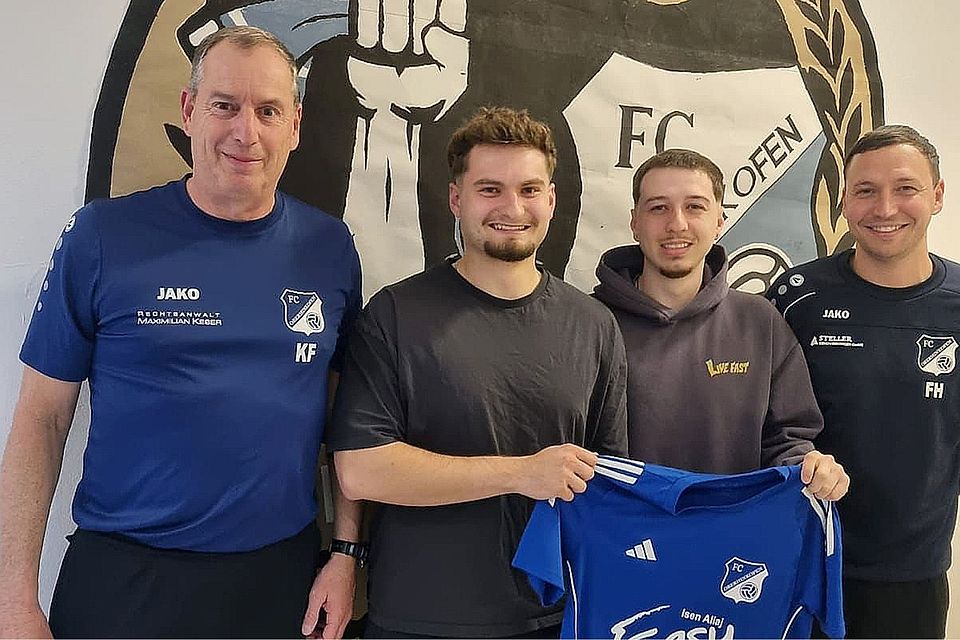 Noch-Trainer Kyros Farahmand (links) und Co-Trainer Florian Haas (rechts) rahmen die Neuzugänge Niklas Lublow (Zweiter von links) und Marcel Hillebrand ein.