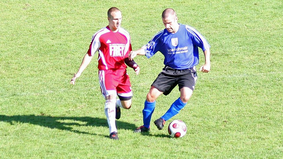 Spielertrainer Gräß beim Dribbling like Litti                  Foto: Groitl