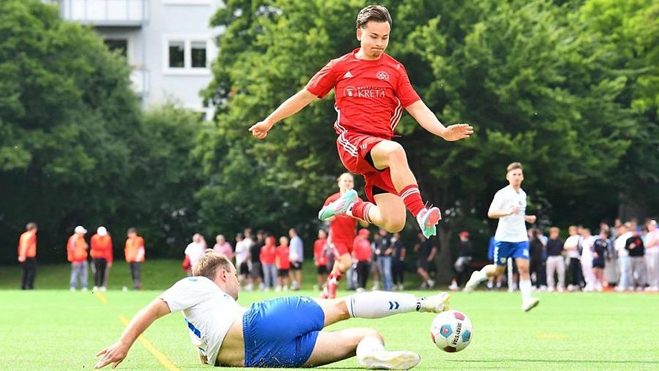 Von einem Höhenflug ist Guiseppe D’Apote (in Rot, hier gegen Gau-Odernheims Jan Wouda) mit dem TV 1817 Mainz in dieser Saison weit entfernt.	Archivfoto: Kristina Schäfer