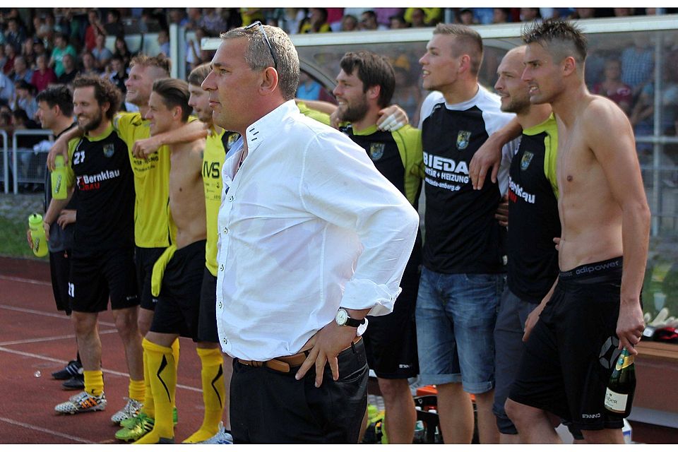 Gemeinsam zum Erfolg: FC-Vorstandsvorsitzender Helmut Schweiger (vorne) und die Mannschaft. F: Landgraf