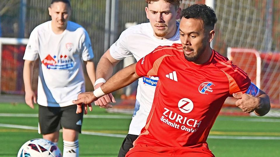 Stark am Ball und sicher im Abschluss: Tarforsts Kapitän Benjamin Arnold (vorne, hier im Duell mit Morbachs Yannik Böhnke) leitete mit seinem Treffer den Heimsieg seiner Mannschaft ein.