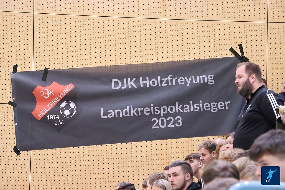 Weiß auf Schwarz: Die DJK Holzfreyung ist Landkreis-Sieger 2023 - das bleibt für immer. Genauso wie die Freude am Fußball bei der DJK.