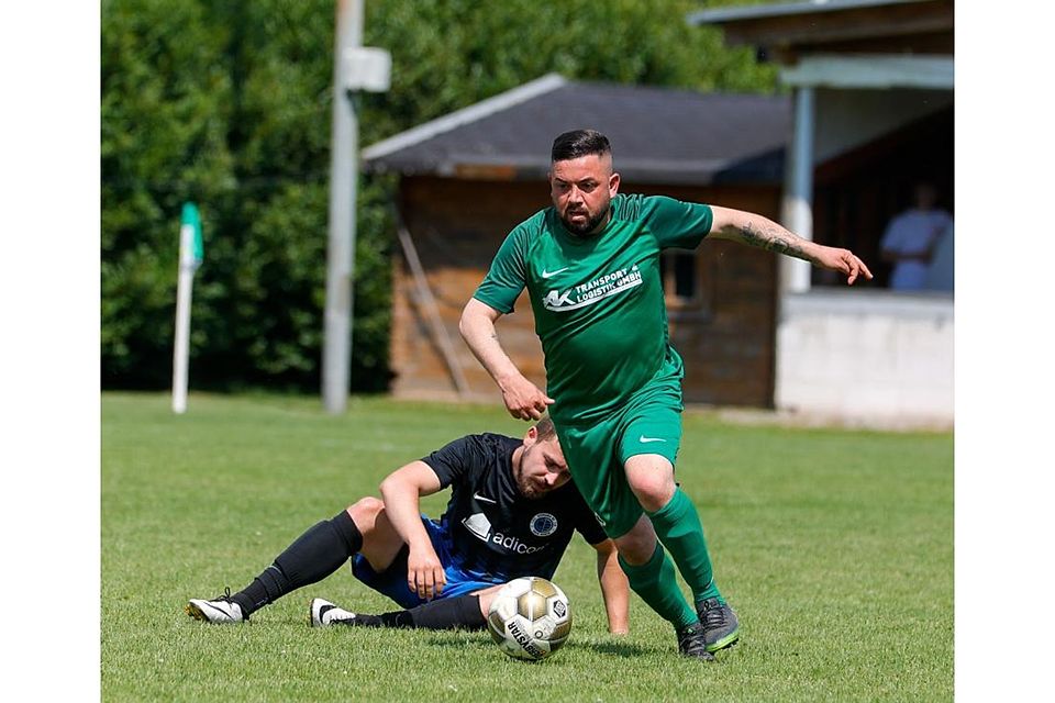 Auf und davon zieht Vicenso D`Orsi (Viktoria Klein-Zimmern), Ober-Rodens Ismail Hamdi kann nichts ausrichten. 