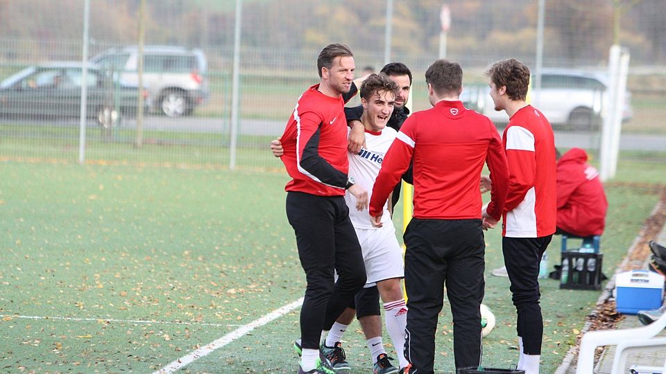 Es war einmal: Pierre Gröne (l.) freut sich zusammen mit Kevin Malena, Co-Trainer Stefan Zeisberg und dem Verletzten Chris Malena über ein Tor des SV Höxter.