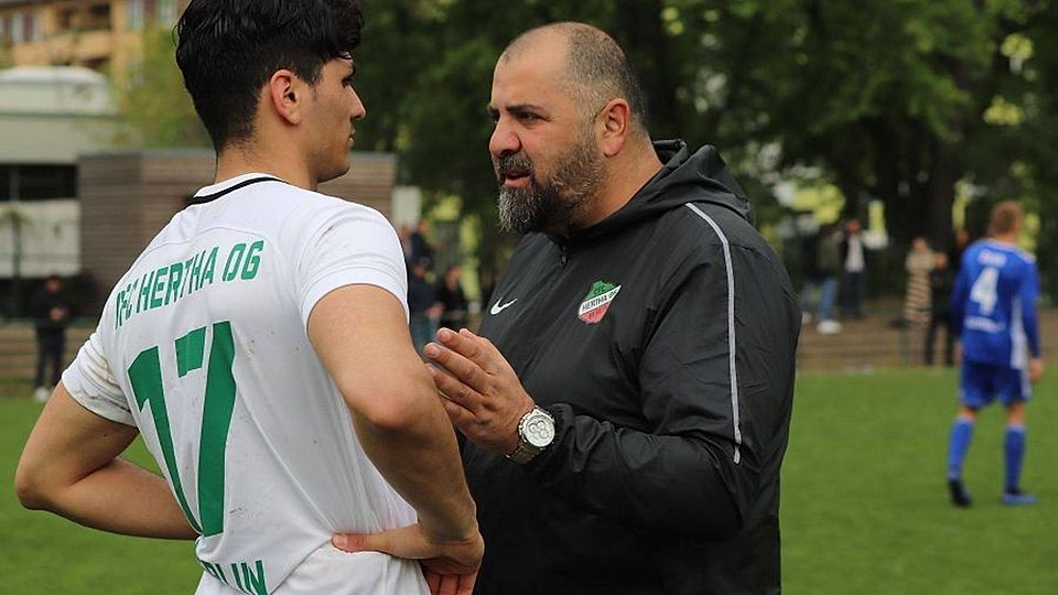 Murat Tik (re.) sucht nach seiner Rückkehr erstmal das Gespräch.