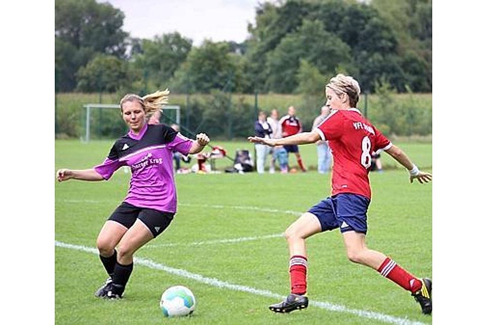 Doppeltorschützin gegen Oldenburg: Katrin Stefanski (rechts) erzielte beim 3:0-Heimsieg der Stenumerinnen zwei Treffer. Michael Hiller