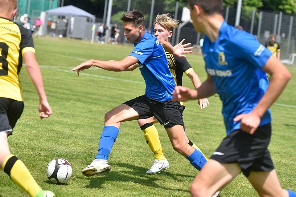Mit Volldampf voraus: Für Luca Clemens (Mitte) und die U17 der Eintracht gab es gegen Rhein-Hunsrück kein Halten. Am Ende stand ein 8:1-Erfolg.