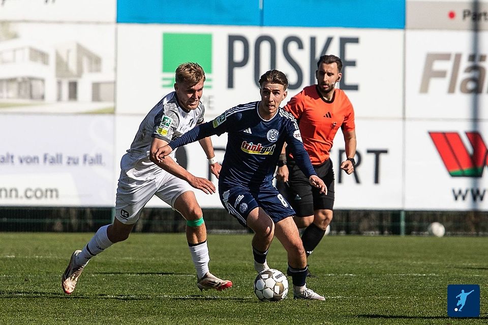 Jonas Michelbrink im Duell mit einem Gegenspieler.