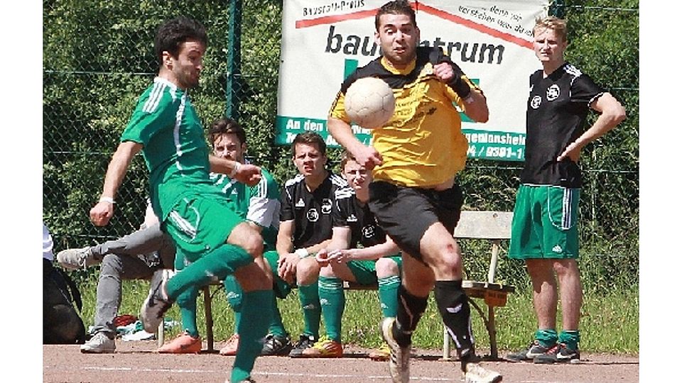 In die Parade gefahren: Ingelheims Ramin Bayat (links) hindert TuS-Spieler Markus Stipp (Mitte) am Durchbruch.	Foto: Edgar Daudistel