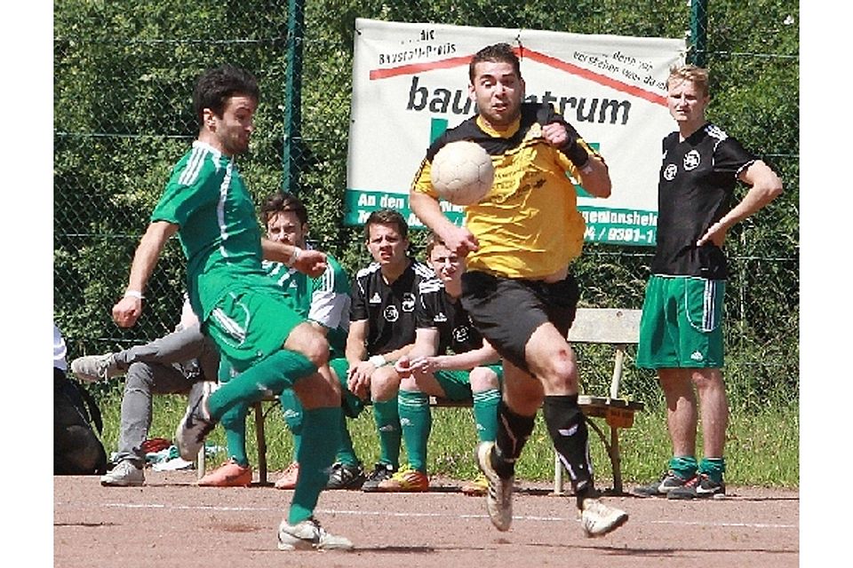In die Parade gefahren: Ingelheims Ramin Bayat (links) hindert TuS-Spieler Markus Stipp (Mitte) am Durchbruch.	Foto: Edgar Daudistel