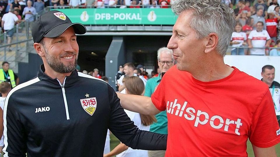 Vor dem Spiel im DFB-Pokal im Augst 2023 begrüßten sich Balingens Trainer Martin Braun (rechts) und sein Stuttgarter Kollegen Sebastian Hoeneß. Ein absolutes Highlight für Braun, trotz der Niederlage.