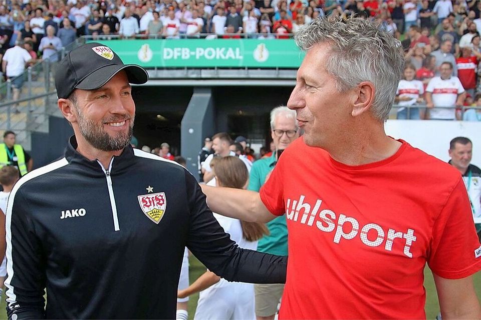 Vor dem Spiel im DFB-Pokal im Augst 2023 begrüßten sich Balingens Trainer Martin Braun (rechts) und sein Stuttgarter Kollegen Sebastian Hoeneß. Ein absolutes Highlight für Braun, trotz der Niederlage.