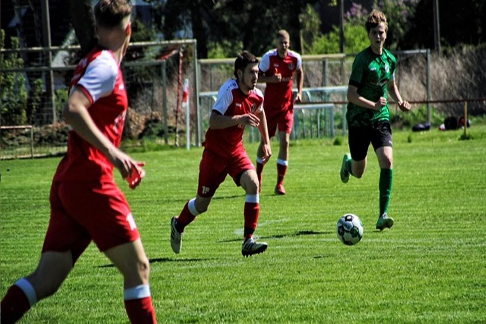TSG-Ballführender Jo Bauer, hinten Jastin Heller