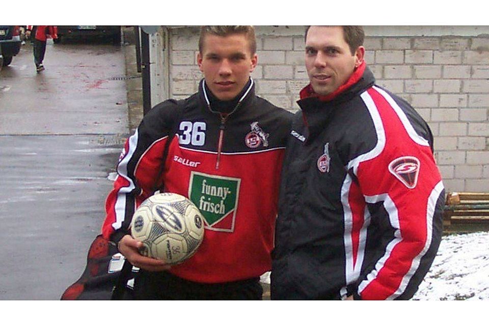 Ein Bild aus dem Jahr 2003: Sascha Rehnelt trifft den jungen Lukas Podolski am Kölner Trainingsgelände. Foto: privat