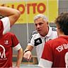 Notfalls auch eine Auszeit nehmen. Diese taktische Variante könnte Wertingens Trainer Roger Kindler (Mitte) wie beim Vorrundenturnier um die schwäbische Futsal-Meisterschaft auch bei der Endrunde in Günzburg anwenden.   F.: Walter Brugger