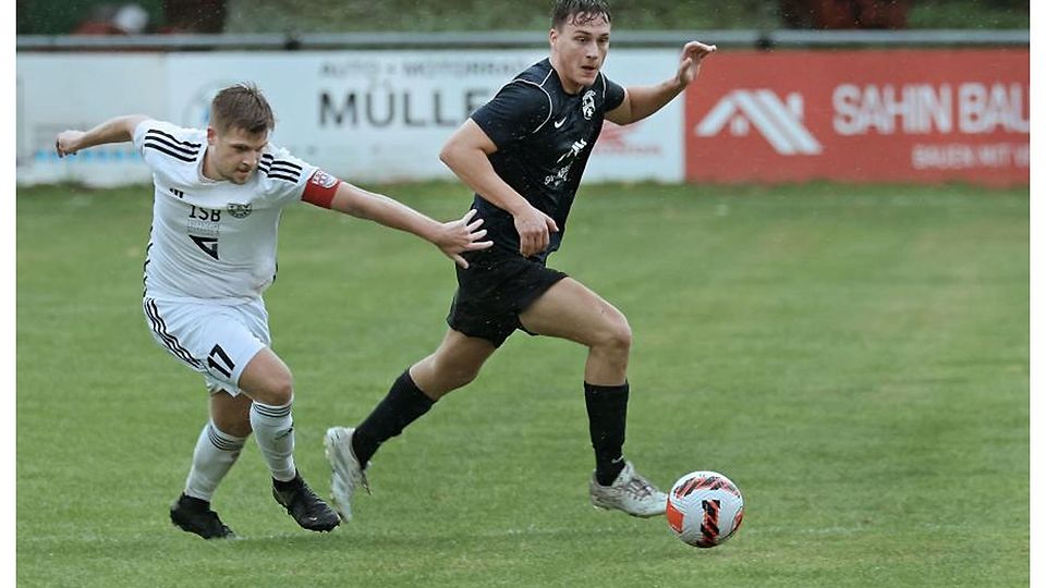 Entwischt: In dieser Szene kann sich Nikola Cutura von der TSG St einbach durchsetzen. Letztlich verlor Steinbach im Spitzenspiel aber gegen den TSV Höchst, der durch den Treffer von Sebastian Geißler (links) zu einem knappen Sieg kam.	Foto: Herbert Krämer