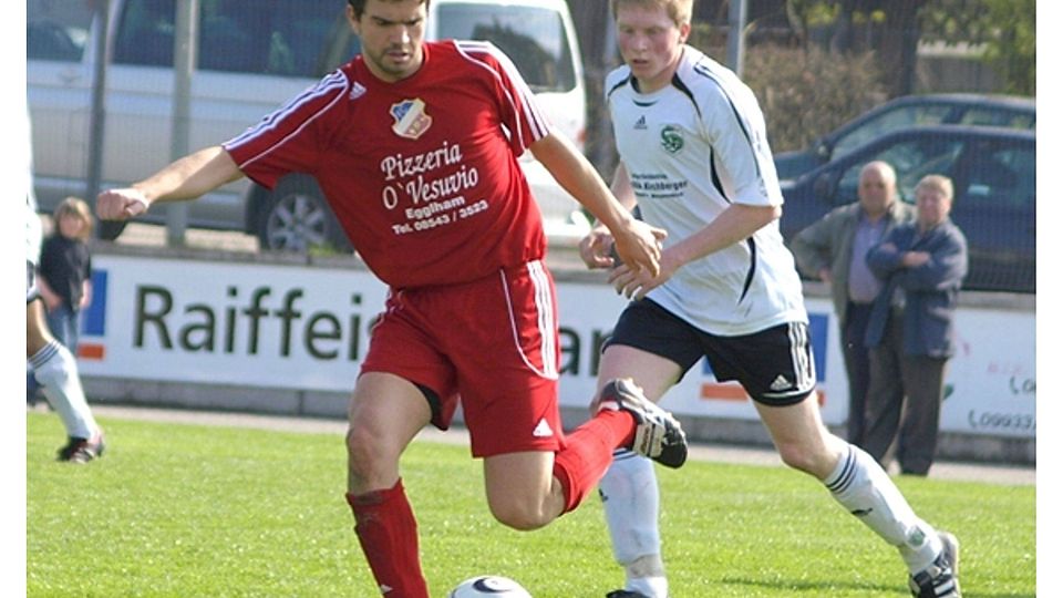 Klaus Lehner (am Ball) übernimmt zur Saison 2010/11 den FC Egglham Foto: Grashuber