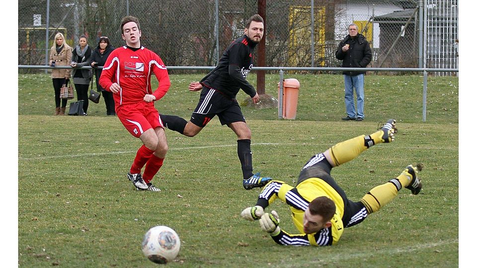 Auf Monsheims Keeper Sven Flöder und seinen Teamkollegen Sascha Emmert (hier im Pokalspiel gegen Neuhausens Jonas Hessel) dürfte gegen TSG Pfeddersheim II viel Arbeit warten. Foto: pa/Dirigo
