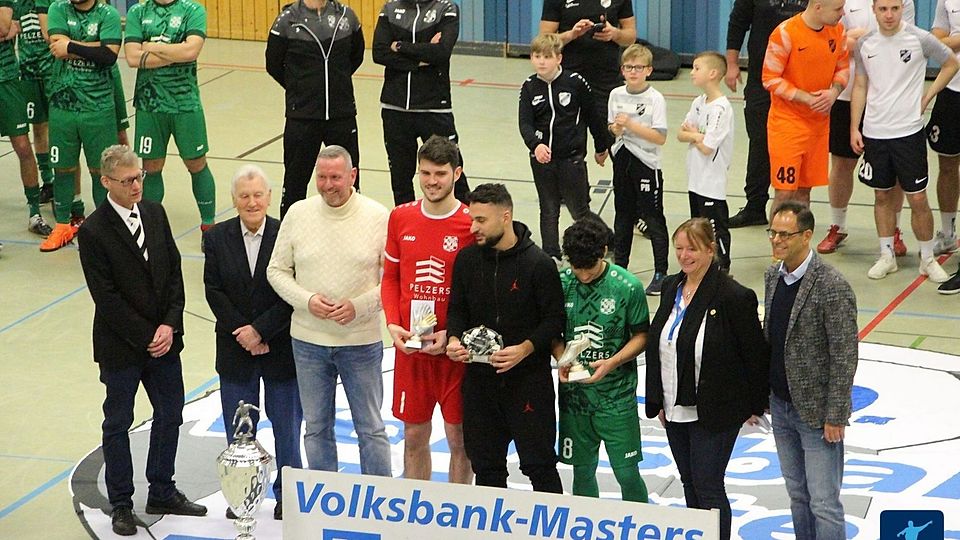 Leon Buschen (rotes Trikot) und Amin Azdouffal (grünes Trikot) bei dem Empfang ihrer Auszeichnungen.