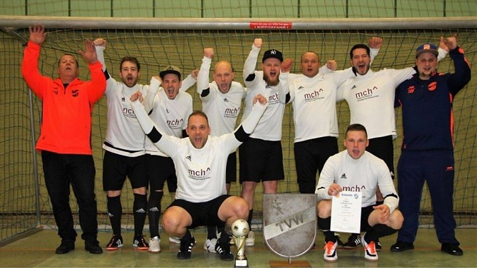 Schierstein 08 holte sich den Turniersieg beim Ländchesturnier in Wallau. Rechts Turnierorganisator Manuel Kamm, links Wallaus Vorsitzender Dirk Reuter. F: Menning