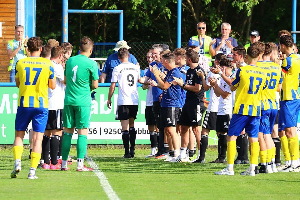 Emotionaler Moment: Martin Pasieka (Nummer 9) am vergangenen Samstag auf seinen letzten Metern als Spieler des SV Etzenricht. Beide Teams standen Spalier.