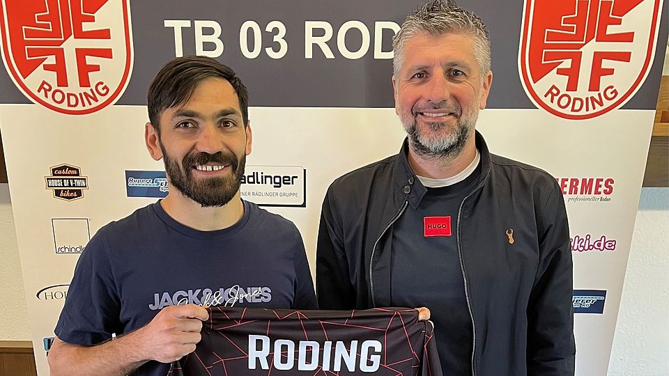 Rodings sportlicher Leiter Christian Fleischmann (rechts) präsentiert Rodings „Neuen“ Yusuf Babat.