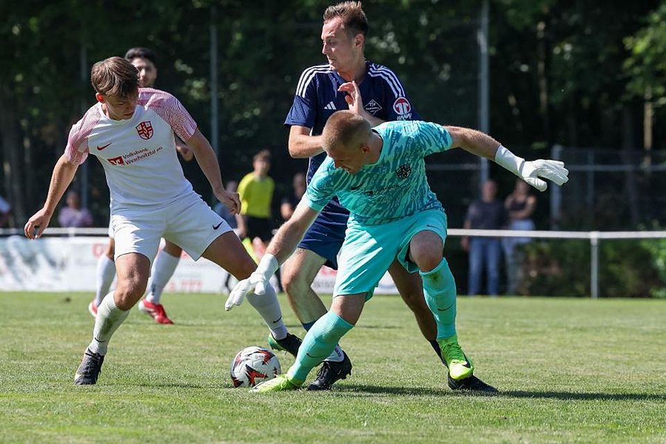 Seckmauerns Torjäger Joshua Diehl (hier im Zweikampf mit Fürths Torwart Sebastian Kempf und Nils Landzettel) konnte mit seinem Tor die Niederlage gegen Dersim Rüsselsheim nicht verhindern. (Archivfoto)	Foto: Joaquim Ferreira