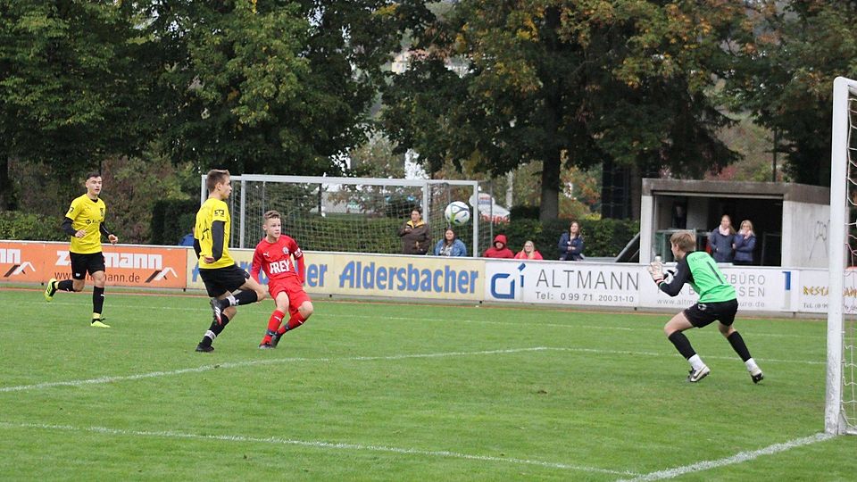 Christoph Zierer (3.v.l.) bei seinem spielentscheidenden Treffer zum 2:1 gegen den FC Amberg