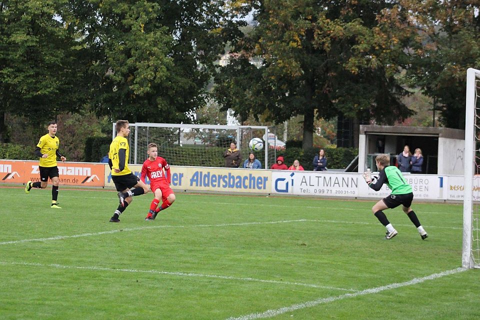 Christoph Zierer (3.v.l.) bei seinem spielentscheidenden Treffer zum 2:1 gegen den FC Amberg