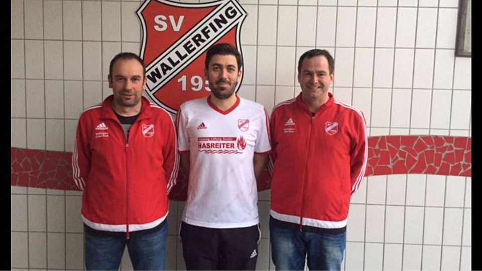 Der künftige Wallerfinger Spielertrainer Christopher Krawetz (Mitte) mit 2. Vorsitzendem Richard Rager und Abteilungsleiter Stefan Gaschler.