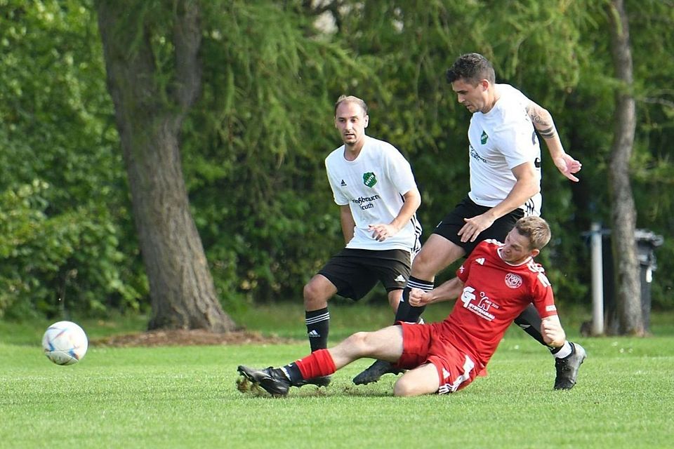 Mit 2:0 führte die neuformierte Elf des VfB Rothenstadt (in Rot) schon gegen den TSV Reuth (in Weiß-Schwarz), um sich am Ende 3:3-Unentschieden zu trennen. Mit 2:0 führte die neuformierte Elf des VfB Rothenstadt (in Rot) schon gegen den TSV Reuth (in Weiß-Schwarz), um sich am Ende 3:3-Unentschieden zu trennen.