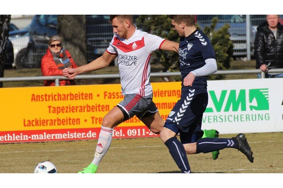 Christian Fleischmann (weiß) und sein TSV Buch kamen gegen Selbitz nicht über ein 2:2 hinaus. F: Mauer