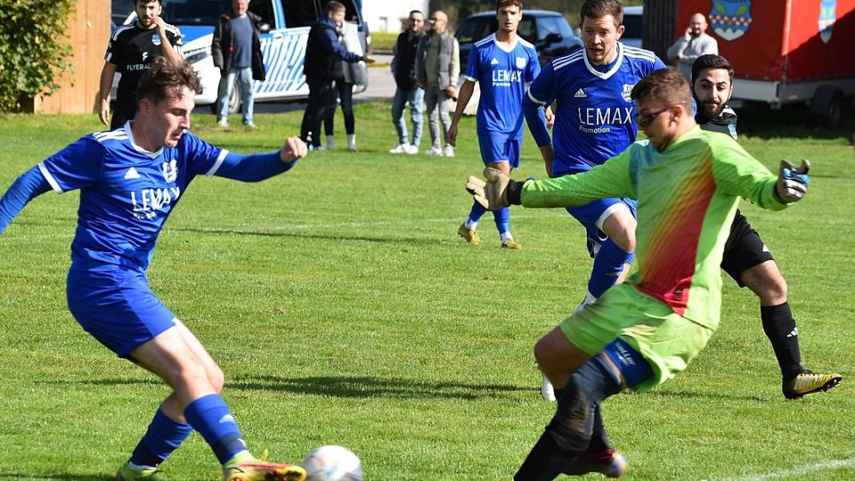 Fußball B-Klasse TSV Gerlinden in Blau und SV Puch II in schwarzen trikots
