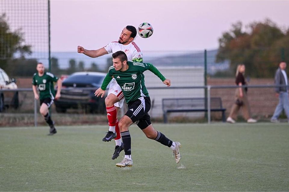 Winzenheims Ömer Degirmenci (weißes Trikot) setzt sich hier im Kopfballduell gegen seinen Mörschieder Gegenspieler durch.	Foto: Sebastian Bohr
