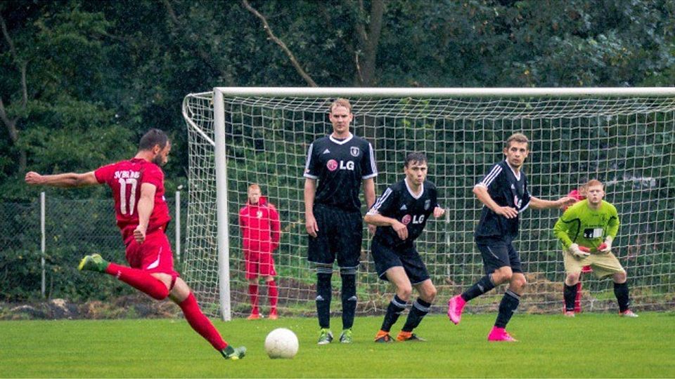 Hat alles ganz genau im Blick - hier noch im Trikot des VfB Rheingold Emmerich, bald trägt er aber den Dress des 1. FC Kleve: Andre Barth (r.). F: Jan Bauer