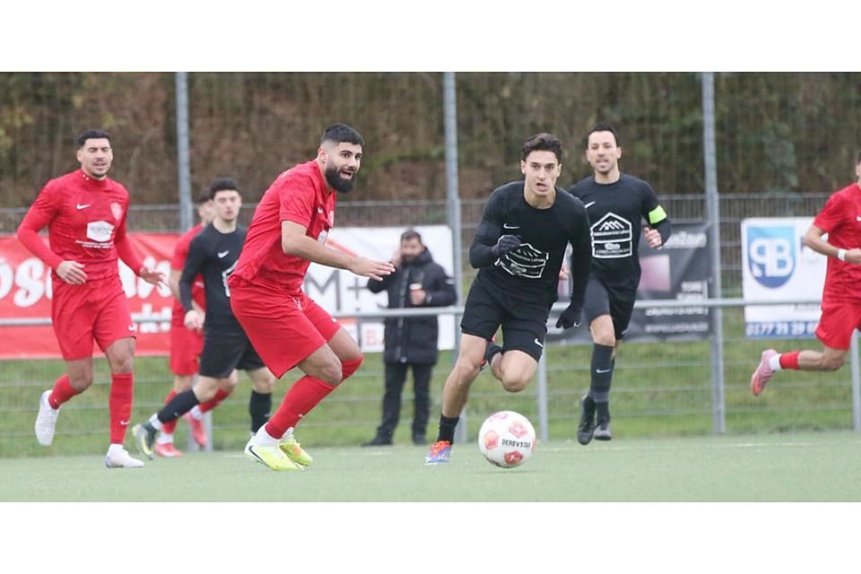 Gani Sevim (l.) bringt Türk Ataspor Wetzlar beim FC Ederbergland II mit 1:0 in Führung. Beim Abpfiff geht der Fußball-Gruppenligist aus der Domstadt mit einem 2:1-Auswärtserfolg vom Feld. (Archivbild) © Steffen Bär