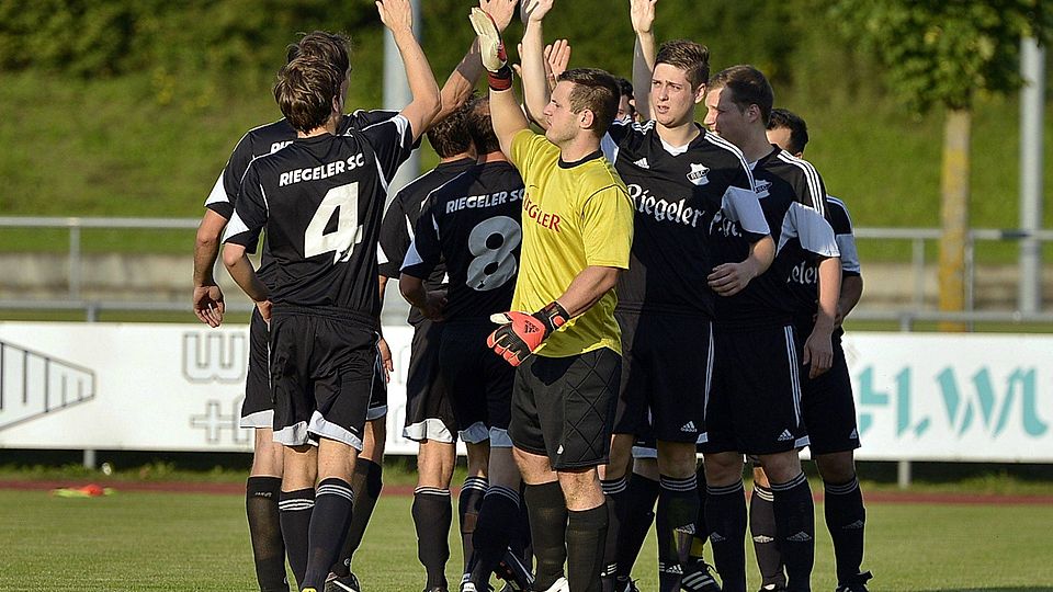 Gemeinsam, entschlossen zum Sieg für den Klassenerhalt, vielleicht ja schon gegen die SG Rheinhausen: Die Spieler des Riegeler SC. | Foto: Daniel Thoma.
