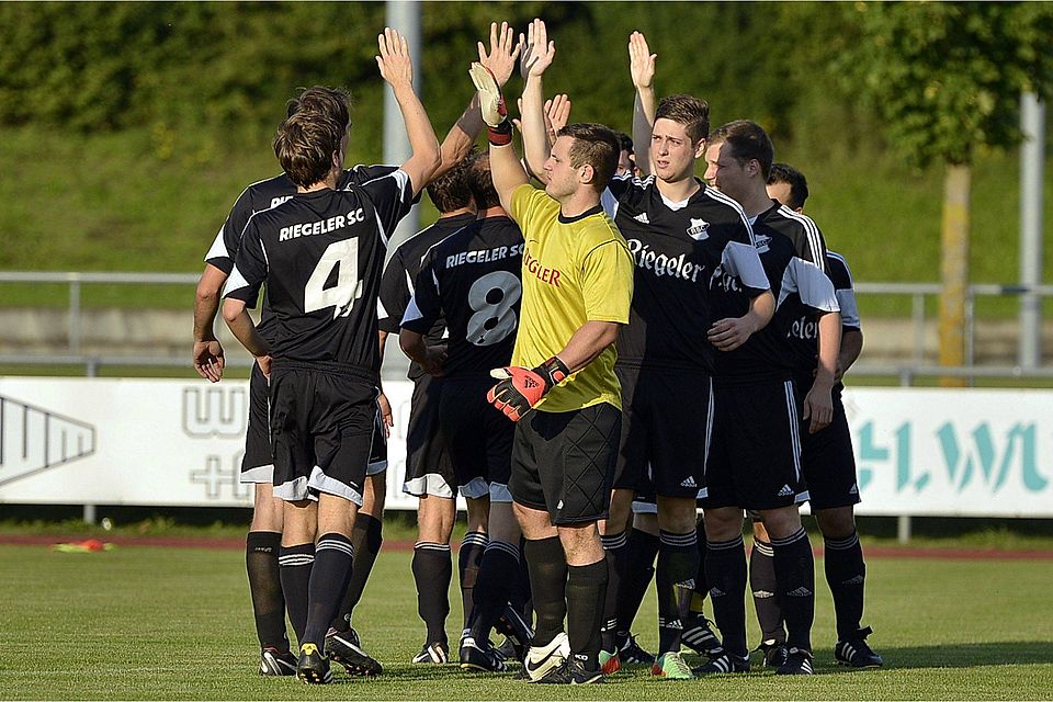 Gemeinsam, entschlossen zum Sieg für den Klassenerhalt, vielleicht ja schon gegen die SG Rheinhausen: Die Spieler des Riegeler SC. | Foto: Daniel Thoma. Gemeinsam, entschlossen zum Sieg für den Klassenerhalt, vielleicht ja schon gegen die SG Rheinhausen: Die Spieler des Riegeler SC. | Foto: Daniel Thoma.