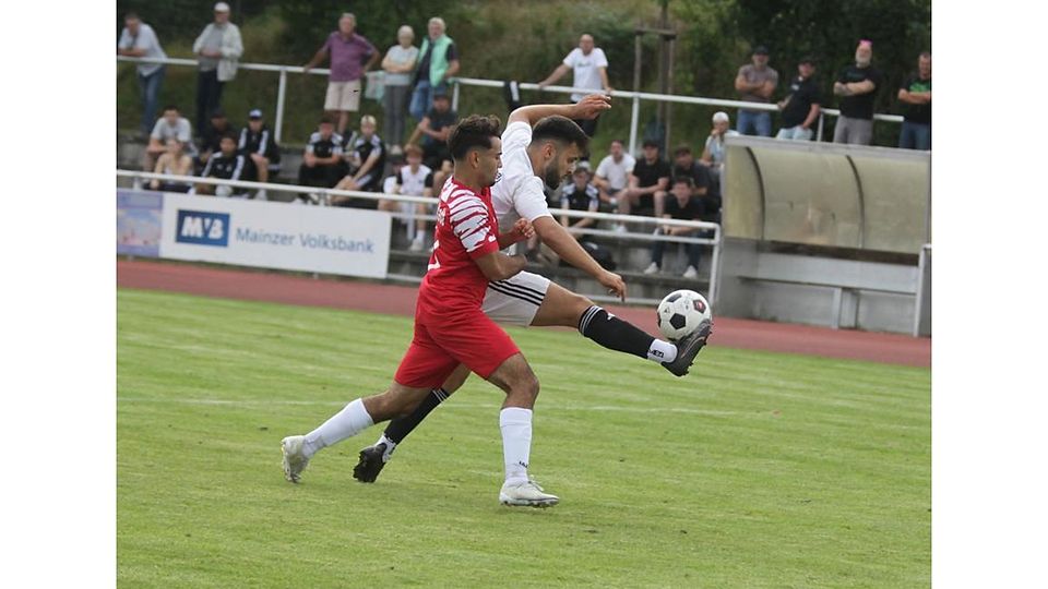 Nah am Gegenspieler dran: Der Wörrstadter Cemal Gömez (links) bedrängt den Saulheimer Eljano Pergjegai.	Foto: Axel Schmitz/pakalski-press