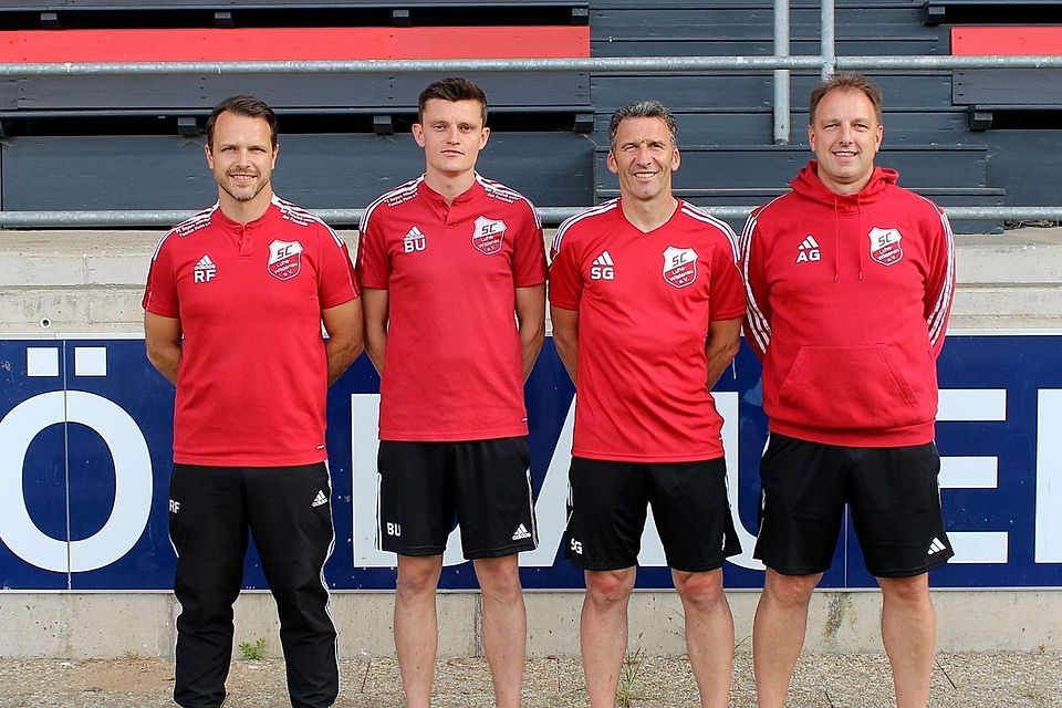 Torwarttrainer Roland Frischholz (von links), Cheftrainer Benjamin Urban und Co-Trainer Stefan Grünauer bilden auch nächste Saison das Trainergespann des SC Luhe-Wildenau – sehr zur Freude des Sportlichern Leiters Armin Goschler (rechts).