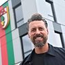 Neue Arbeitsstätte: Sandro Wagner vor der Geschäftsstelle des FC Augsburg.