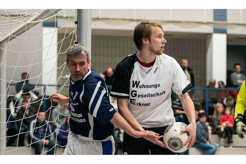 Umkämpfte Partien: Briesens Riccardo Sommer (links) will dem Erkneraner Christian Prüfer den Ball stiebitzen.  ©Alexander Winkler