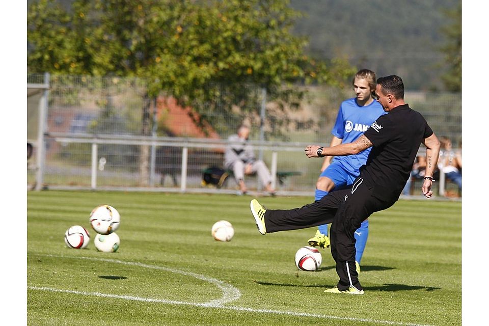 Der Coach kann es immer noch: Werner Thomas (rechts) hofft, dass sein Team das Spiel beim Aufsteiger in Schwabach genießen kann. F: Kolb