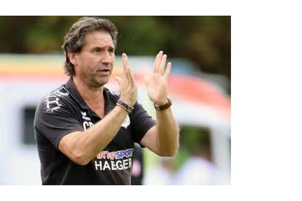 Trainer Chris Burhenne applaudiert seinen Fußballern des TV Herkenrath nach einer starken Leistung auf des Gegners Platz. Foto: Randow Trainer Chris Burhenne applaudiert seinen Fußballern des TV Herkenrath nach einer starken Leistung auf des Gegners Platz. Foto: Randow
